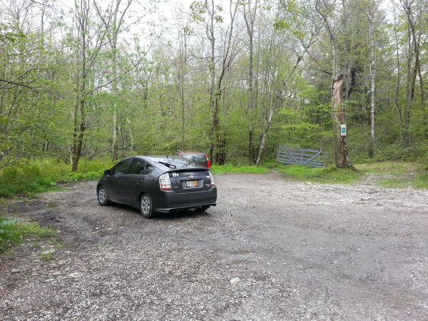 Here is where you park. The trailhead is 100-200 feet north.